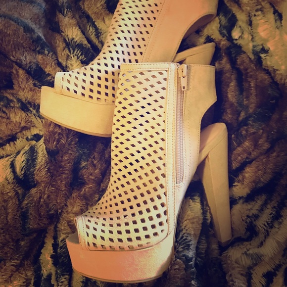 Neutral Peek-a-boo toe Caged Heels - Picture 1 of 2